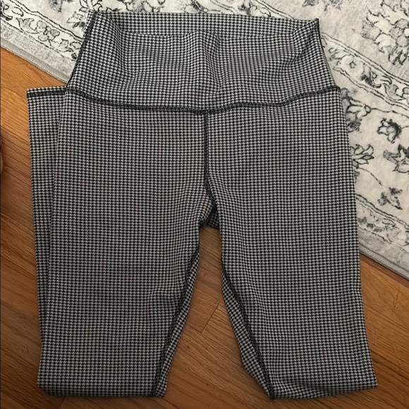 ALO Yoga Black and White Leggings size large - Picture 4 of 5